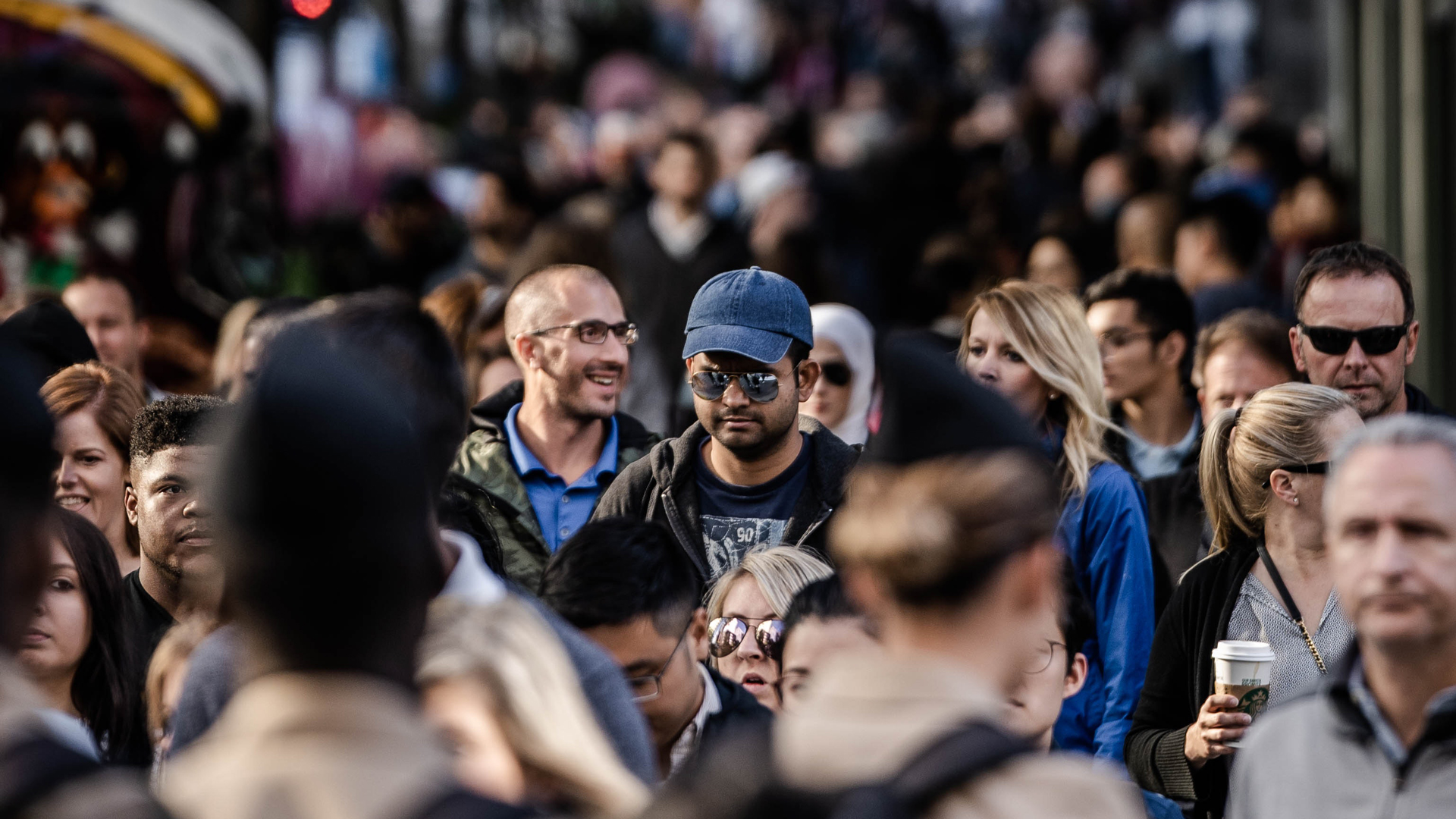 Una foto de muchas personas en una multitud.